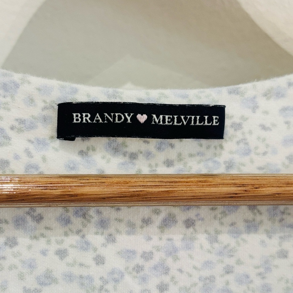 🌼🪻💙🕊️Brandy Melville Blue Floral Gina Top - Picture 2 of 6